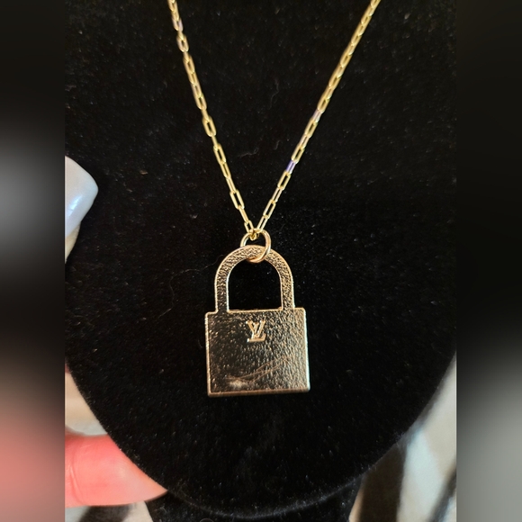 💯 Authentic Louis Vuitton Zipper Pull/ Bag Charm (Pearl and Gold) - Picture 3 of 4